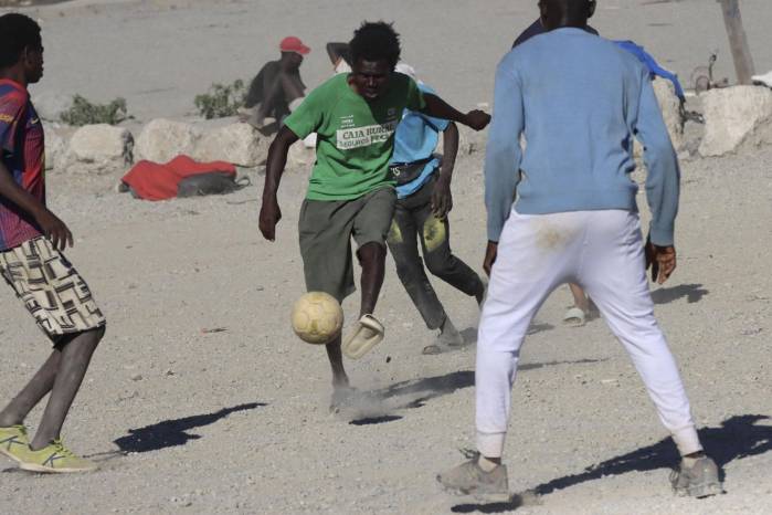 Los migrantes que se quedan en la playa de El Trampolín, a la espera de noticias sobre su regularización migratoria.