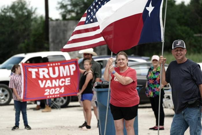 La gente espera la llegada del presidente de los Estados Unidos, Donald Trump, a Kerrville, Texas, EE. UU., el 11 de julio de 2025.
