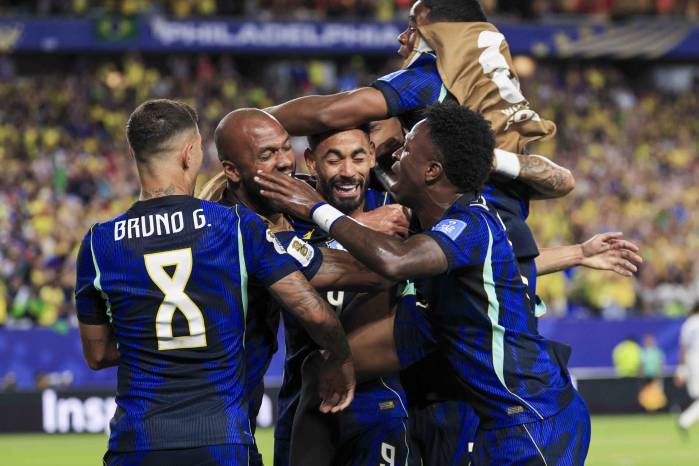 Cunha (centro) celebra con sus compañeros después de marcar un gol ante el portero haitiano Johny Placide durante el partido de la fase de grupos de la Copa Mundial de la FIFA 2026 entre Haití y Brasil en el estadio Lincoln Financial Field de Filadelfia.