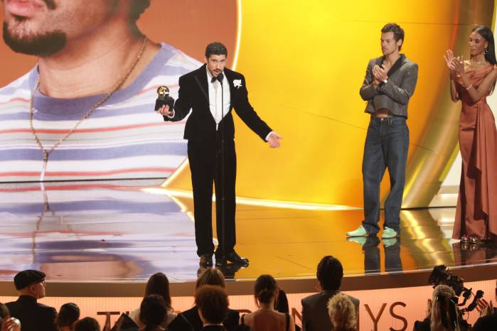 El rapero puertorriqueño Bad Bunny (C) acepta el premio al Álbum del Año en el escenario durante la 68ª ceremonia anual de los Premios Grammy en el Crypto.com Arena de Los Ángeles, California, EE.UU., el 1 de febrero de 2026. EFE/EPA/CHRIS TORRES