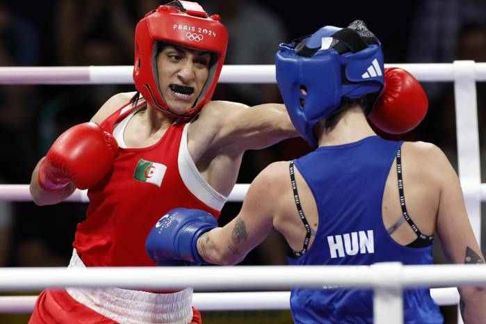 La boxeadora argelina Imane Khelif (rojo) ante la húngara Anna Luca Hamori (azul) durante el combate de cuartos de final, categoría 66kg, de los Juegos Olímpicos de París 2024.