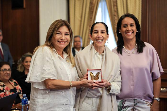 La primera dama Maricel Cohen de Mulino reconoció en 2024 el legado de la ministra de Cultura Maruja Herrera por su valiosa participación en el ballet clásico ‘Giselle’, una obra benéfica destinado la recaudación de fondos en favor de pacientes de cáncer.