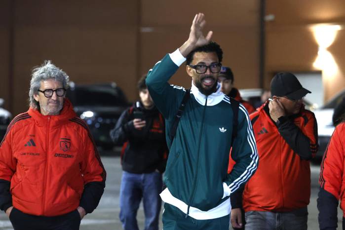 El portero titular de la selección de Cabo Verde, Josimar José Évora Dias 'Vozinha' saluda a su llegada este domingo, en el aeropuerto Arturo Merino Benítez en Santiago (Chile).