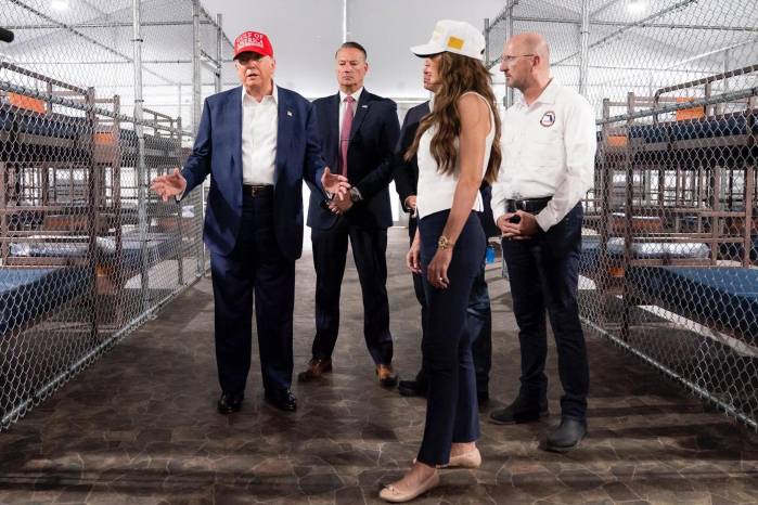 Fotografía tomada de una publicación en la red social X de @Sec_Noem donde se observa al presidente de los Estados Unidos, Donal Trump (i) y a la secretaria de Seguridad Nacional, Kristi Noem (2-d), visitando el centro de detención para migrantes 'Alligator Alcatraz' (Alcatraz caimán).