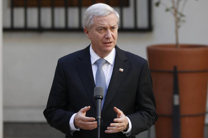 El presidente electo de Chile, José Antonio Kast, habla con periodistas en el palacio de La Moneda, en Santiago.
