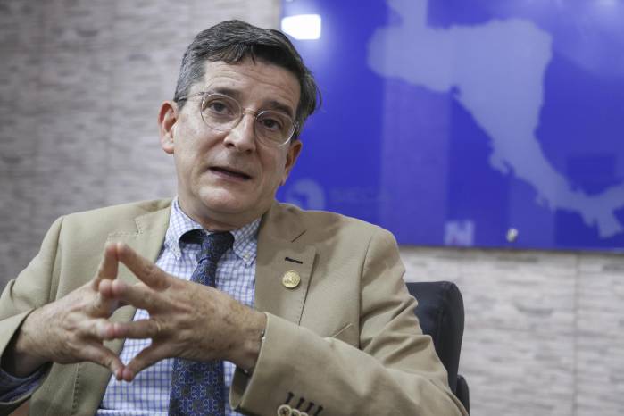 El secretario general de la Secretaría de Integración Económica Centroamericana (SIECA), Francisco Lima Mena, habla durante una entrevista con EFE el 19 de junio de 2025, en Ciudad de Guatemala.