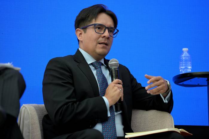 Fotografía del 8 de octubre de 2025 que muestra al economista y exfuncionario del Ministerio de Finanzas de Ecuador, Daniel Falconi hablando durante el Roche Press Day 2025, en Ciudad de México.
