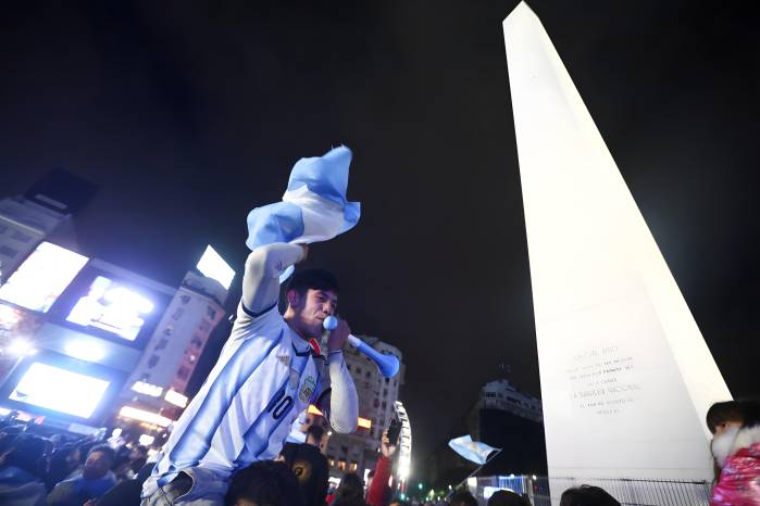 El Obelisco de Buenos Aires se mantiene vallado como parte de las medidas de seguridad dispuestas en Argentina.