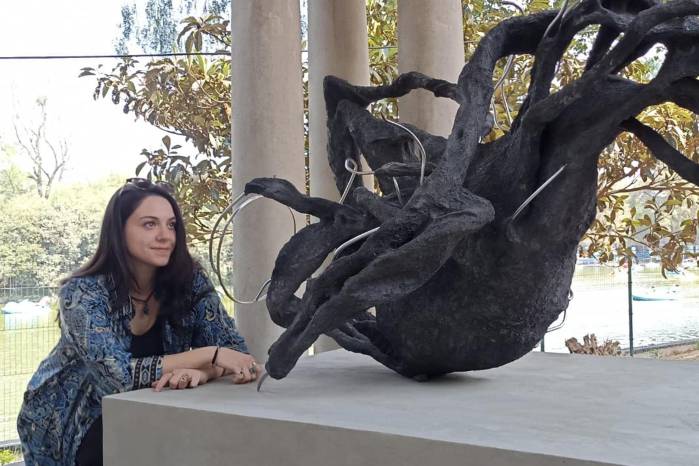 Este proyecto escultórico, desarrollado durante su residencia artística, incluyó materiales como baba de nopal y arena volcánica, y representa un jaguar en actitud cazadora.