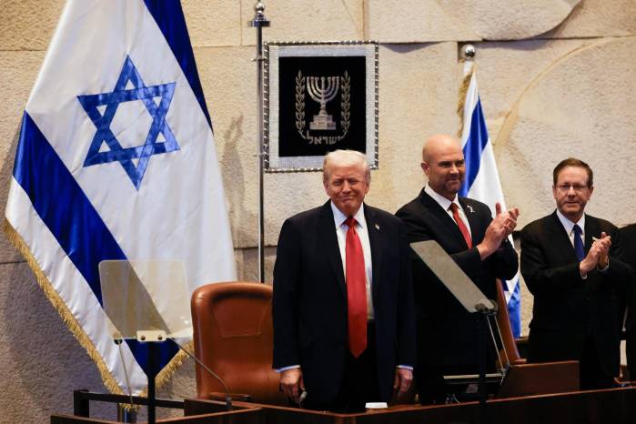Trump junto al líder de la Knesset y el presidente de Israel, Isaac Herzog.
