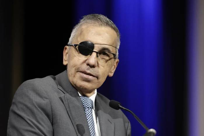 El representante de la Organización Panamericana de la Salud (OPS) en Costa Rica, Alfonso Tenorio, habla durante el foro 'Del ebáis al futuro: Transformación de la Atención Primaria en Costa Rica' este martes, en San José.