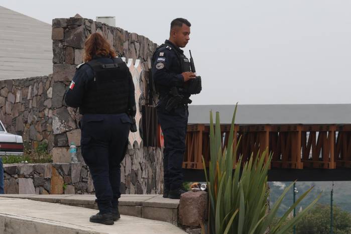 Autoridades mexicanas detuvieron a dos hombres señalados como presuntos responsables del homicidio múltiple de Jonathan Meléndez, integrante de la banda de indie rock Camilo Séptimo, de su esposa embarazada, de su hija de tres años y de la trabajadora del hogar, cuyos cuerpos fueron hallados al interior de su residencia en el municipio de Atizapán de Zaragoza.