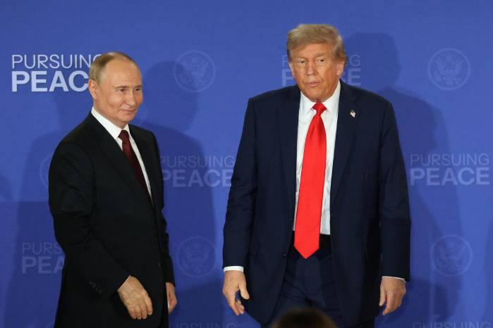El presidente de Rusia, Vladimir Putin (i), y su homólogo de Estados Unidos, Donald Trump, llegan a una declaración conjunta con su este viernes, en Anchorage (Estados Unidos).