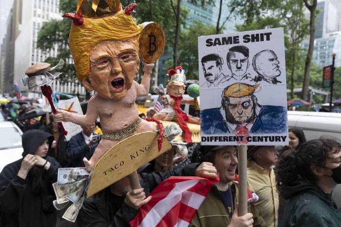 AME594Personas se manifiestan durante una protesta denominada No Kings, contra el gobierno de Donald Trump este sábado.