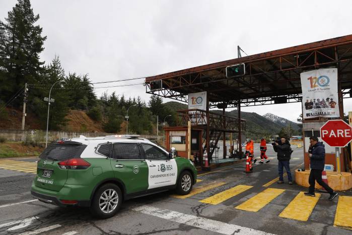 Carabineros (Policía) de Chile llegan al acceso Los Maitenes, en la mina El Teniente este sábado, en Rancagua.