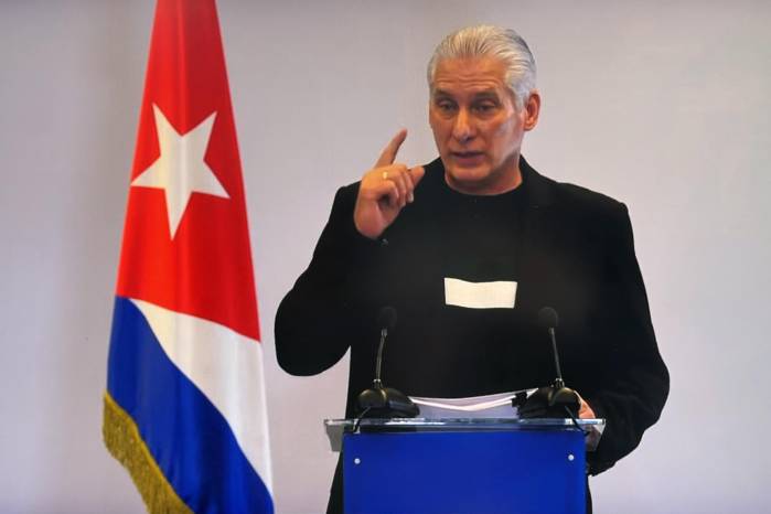 Captura de pantalla tomada de una transmisión de la Presidencia de Cuba, del mandatario Miguel Díaz-Canel, hablando este jueves, en La Habana (Cuba). Díaz-Canel aseguró en una inusual comparecencia televisada que su Gobierno prepara un plan de desabastecimiento agudo de combustible ante las presiones de EE.UU. EFE/ Presidencia de Cuba