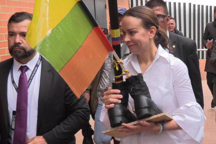 María Claudia Tarazona, esposa del político Miguel Uribe, herido en un atentado, recibe unas botas militares en honor a la labor de su esposo con las fuerzas militares este jueves, en la Clínica Fundación Santa Fe de Bogotá (Colombia).