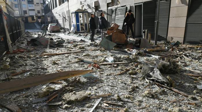 Escombros del ataque nocturno en Donetsk, Ucrania que cobró la vida de cuatro personas.