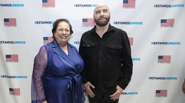 La embajadora de Estados Unidos en Panamá, Mari Carmen Aponte junto al también protagonista de ‘Basic’.