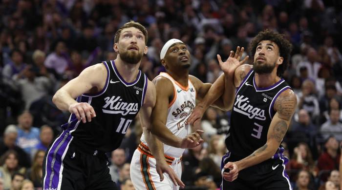 (I-D) el jugador de los Sacramento Kings Domantas Sabonis, el de los San Antonio Spurs Malaki Branham y el de los Kings Chris Duarte.