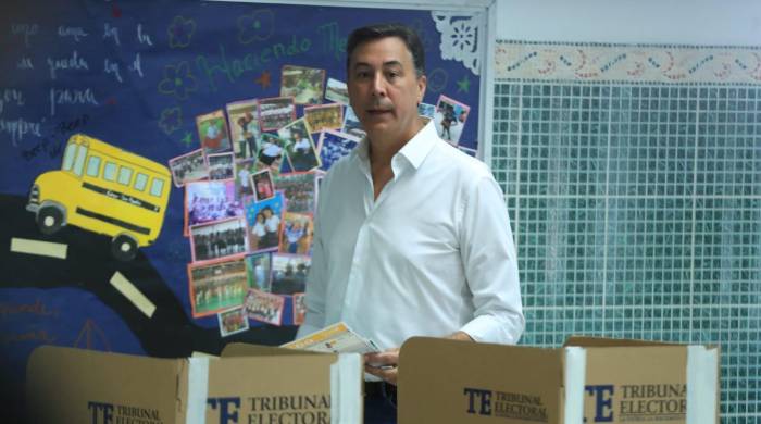 El candidato presidencial por la vía independiente, Melitón Arrocha, ejerciendo su voto, en el Colegio San Agustín, ubicado en Costa del Este.