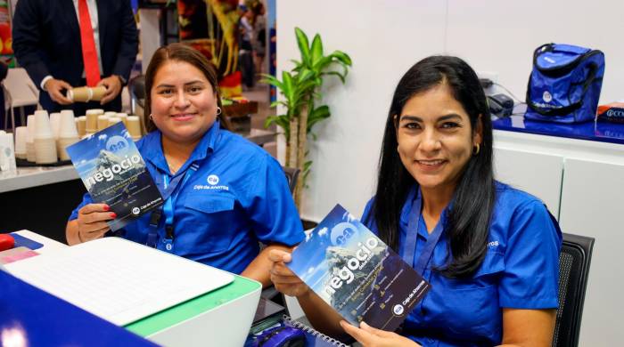 Colaboradoras de Caja de Ahorros, entidad bancaria panameña que destacó como la #1 en Panamá y la #2 en la región de ‘Los Mejores Lugares para Trabajar para Mujeres 2024’, del Great Place To Work.