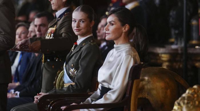 La princesa heredera de Asturias Leonor (izq.) y su madre, la reina Letizia, asisten a la ceremonia militar ‘Pascua Militar’ en el Palacio Real de Madrid el 6 de enero de 2024.