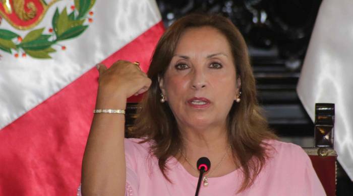 Foto de la presidenta de Perú, Dina Boluarte, mostrando sus joyas en una rueda de prensa, en Lima (Perú).