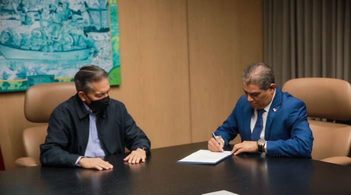 El presidente Laurentino Cortizo y el ministro de Salud, Luis Francisco Sucre, durante la firma del decreto.