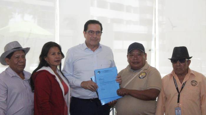 El presidente de la Coonapip, Marcelo Guerra le entrega a Torrijos un documento con las propuestas de la organización para que sean consideradas y se les incluya en la agenda una vez asuma la Presidencia.