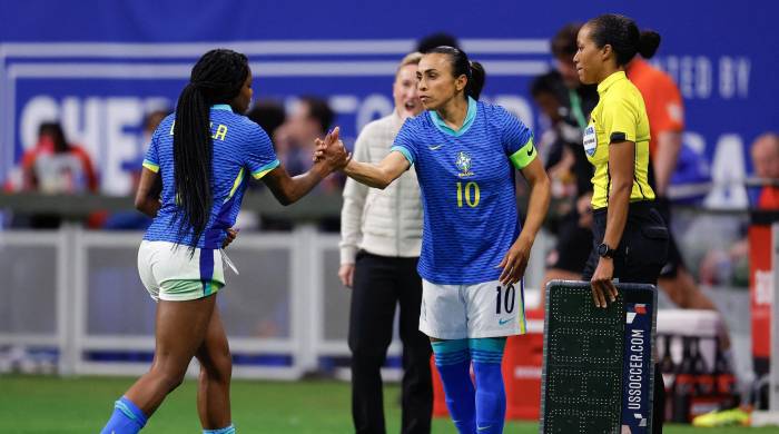 Marta Vieira da Silva (d.) entrando de cambio en un duelo de la selección brasileña.