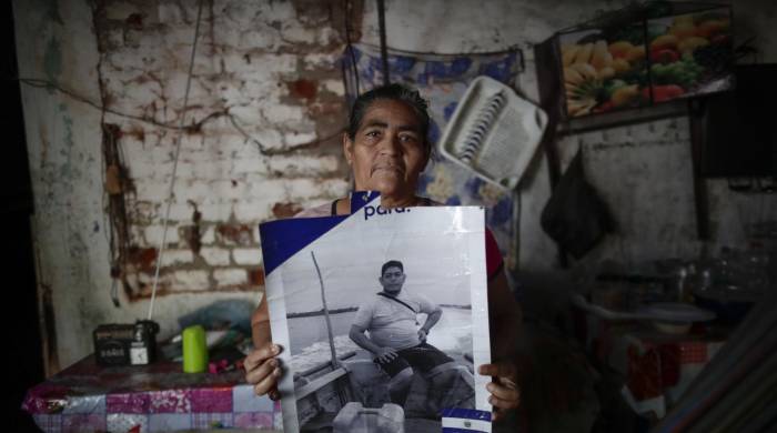 Ana Gladys Revelo, de 54 años, muestra una fotografía de su hijo detenido José Armando Revelo en la Isla Espíritu Santo (El Salvador).