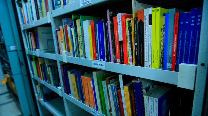 Esta biblioteca cuenta con más de 7,000 materiales para consulta física.