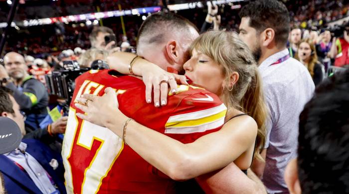 El jugador de los Kansas City Chiefs, Travis Kelce (i) abraza a su novia, la cantante Taylor Swift (d).