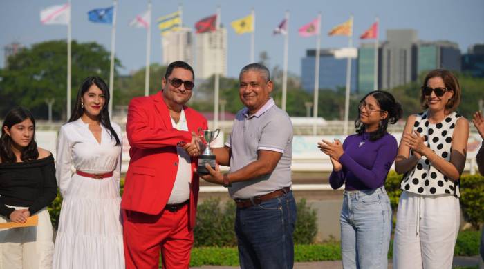 Juan Francisco Arias Díaz (i) entrega la copa del triunfo a Ernesto Fanilla, propietario de ‘Silver Wood’.