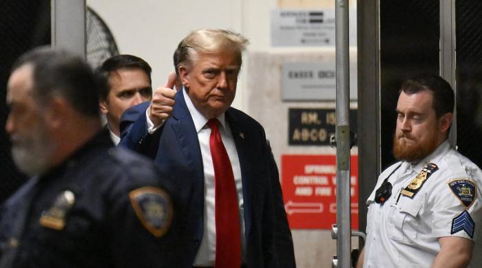 El expresidente Donald Trump entra a la sala de audiencias.