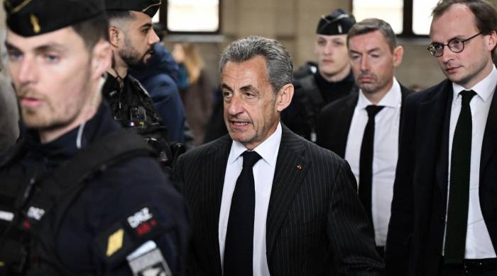 Condenan a prisión al expresidente Sarkozy