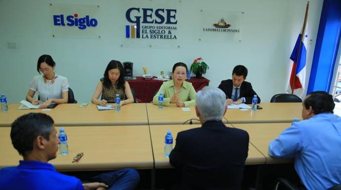 La embajadora de la República Popular China, en Panamá, Xu Xueyuan junto al equipo de GESE.