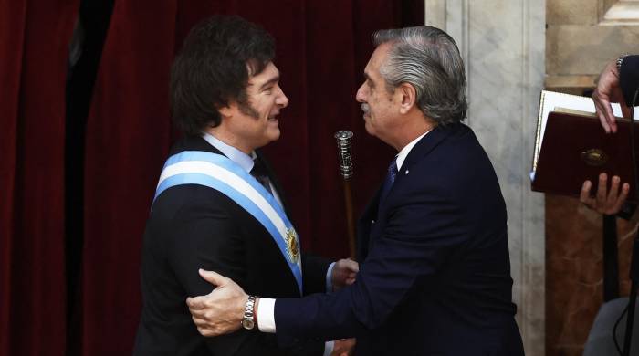 Milei recibió la banda presidencial del presidente saliente Alberto Fernández.