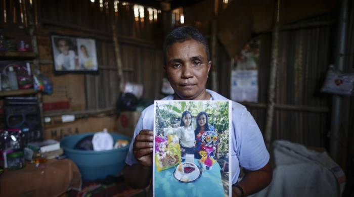 Sandra Leticia Hernández, de 42 años, muestra una fotografía de su pareja detenida Eidi Roxana Claros, de 44 años, durante una entrevista con ‘EFE’ en la Isla Espíritu Santo (El Salvador).