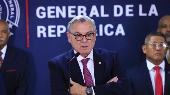 Contralor Flores en conferencia.