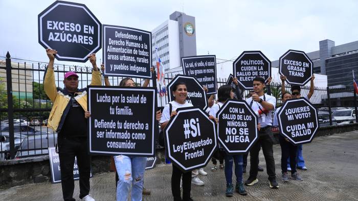 “Con la salud de los niños no se juega”. Protestan por la ley de etiquetado frontal