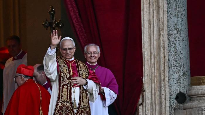 El papa León XIV saludando a los feligreses en la Ciudad del Vaticano.