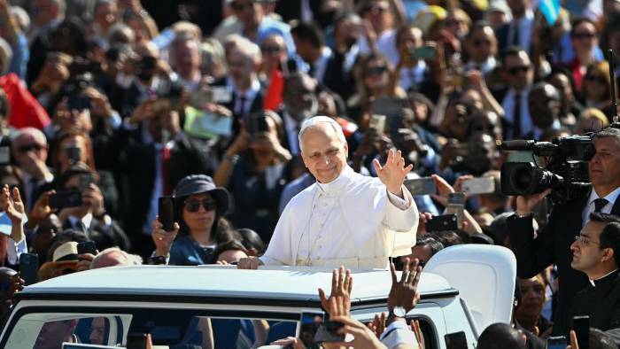 Papa León en su primer saludo a los fieles desde la Plaza de San Pedro a bordo del conocido Papamóvil.
