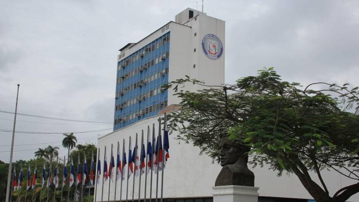 Los diputados fueron recibidos por el embajador en su residencia