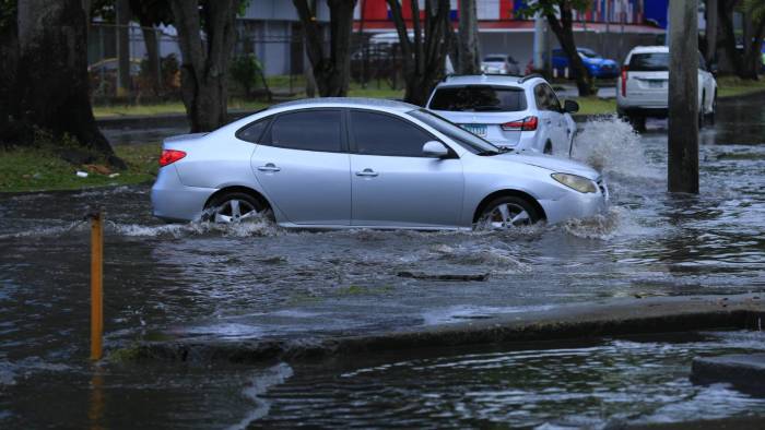 Imagen de inundación provocada por fuerte lluvia en ciudad de Panamá.