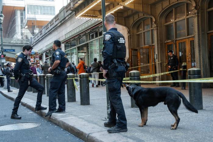 Presencia policial tras un tiroteo perpetrado por agentes del Departamento de Policía de Nueva York en la estación Grand Central contra un hombre que atacó con machete a varias personas.