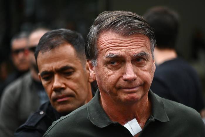 Fotografía de archivo del 14 de septiembre de 2025 que muestra al expresidente de Brasil, Jair Bolsonaro, a su salida del hospital DF Star, en Brasilia (Brasil).