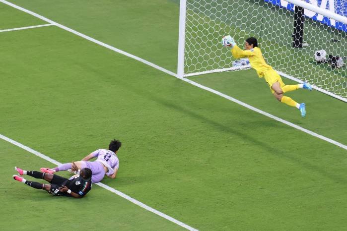 El portero de Corea del Sur, Kim Seung-gyu, detiene un disparo del mexicano Julián Quiñones (i) durante la primera mitad del partido del Grupo A de la Copa Mundial de la FIFA 2026 disputado entre México y Corea del Sur en Zapopan, México, el 18 de junio.
