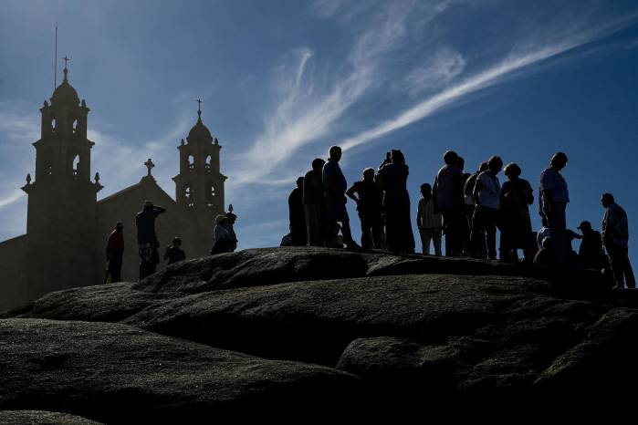 A la zona cero de la marea negra del 'Prestige', Muxía (A Coruña), vuelven a llegar este domingo voluntarios venidos de todo el país y del extranjero, pero en esta ocasión para la romería de la Barca en la que toca ver y mover la famosa Pedra de Abalar situada junto al santuario.